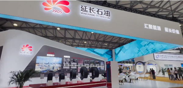 本次展覽會(huì)吸引了眾多橡膠行業(yè)的參展企業(yè)，其中陜西延長石油西北橡膠有限公司也受邀參展，他們的展區(qū)匯集了各類橡膠制品，包括子午線輪胎和飛機(jī)輪胎等。這些產(chǎn)品的獨(dú)特之處在于它們是由該公司自主研發(fā)和生產(chǎn)的，因此備受觀眾關(guān)注。