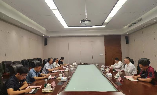 隨后，調(diào)研組一行召開了座談會，圍繞浦林成山近幾年遭受國外貿(mào)易救濟調(diào)查、應(yīng)對國際貿(mào)易摩擦的情況進行交流和探討，指導企業(yè)如何應(yīng)對國際貿(mào)易摩擦，幫助開拓國際市場，規(guī)避貿(mào)易風險。
