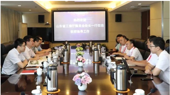 山東省工業(yè)和信息化廳軟件與信息服務(wù)業(yè)處處長陳克全一行來到軟控股份，深入研究橡膠輪胎行業(yè)工業(yè)軟件的研發(fā)、應(yīng)用和推廣情況。軟控股份公司副總裁向坤宏熱情接待了到訪領(lǐng)導(dǎo)。