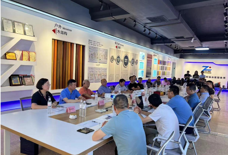 寧波涂協(xié)考察團(tuán)來到了青島中氟氟碳材料有限公司，公司總經(jīng)理宋兆斌熱情歡迎了考察團(tuán)。在座談交流會(huì)上，宋兆斌總經(jīng)理詳細(xì)介紹了公司的產(chǎn)品體系，包括FEVE水性氟碳涂料、油性氟碳涂料、UV光固化涂料等。他強(qiáng)調(diào)了公司在氟碳領(lǐng)域的深耕細(xì)作和標(biāo)準(zhǔn)的豐富經(jīng)驗(yàn)，為行業(yè)內(nèi)其他企業(yè)提供了學(xué)習(xí)的機(jī)會(huì)。
