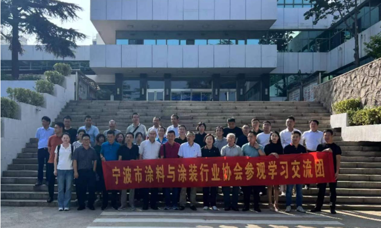最后一站，寧波涂協(xié)考察團(tuán)來到了海洋化工研究院，受到了院長閆永江和博士桂泰江的熱情歡迎。在座談交流中，桂泰江博士介紹了海洋化工研究院的情況，強(qiáng)調(diào)了其在海洋涂料研發(fā)和功能性涂料方面的專業(yè)性。