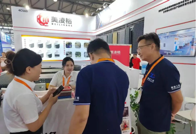 展會期間，眾多參觀者對美凌格的輪胎傳送帶解決方案給予了高度評價(jià)?？蛻艏娂姳硎?，美凌格的先進(jìn)技術(shù)和創(chuàng)新產(chǎn)品為生產(chǎn)線的運(yùn)作提供了更高效的解決方案，使他們在提高生產(chǎn)效率的同時(shí)，降低了成本和資源浪費(fèi)。