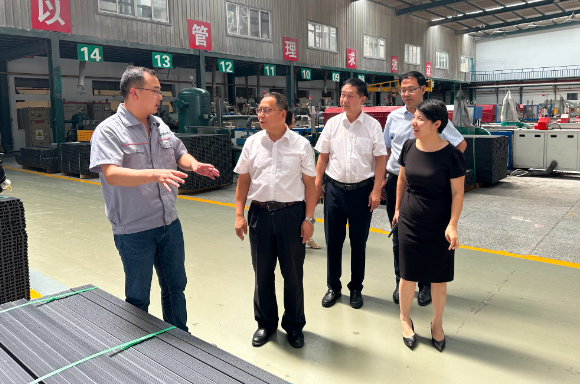 在考察過程中，代表團(tuán)還訪問了多家塑料企業(yè)，其中包括了杭州明象科技有限公司、浙江中財型材有限責(zé)任公司以及浙江同正管道技術(shù)有限公司等。他們與企業(yè)高層進(jìn)行了座談，了解了企業(yè)的發(fā)展歷程、產(chǎn)品研發(fā)、市場拓展和主要客戶情況。同時，代表團(tuán)也提供了專業(yè)意見和建議，鼓勵企業(yè)參與更多行業(yè)活動，拓展品牌形象，并加強與協(xié)會的合作。