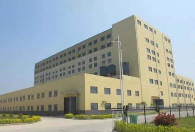 吉馳輪胎成立于2011年，總部位于中國安徽蚌埠懷遠經(jīng)濟開發(fā)區(qū)，占地1000畝。公司專注于高性能半鋼子午線輪胎的研發(fā)、生產(chǎn)和銷售，項目總投資30億元，設(shè)計產(chǎn)能1200萬套。公司擁有國內(nèi)外一流的研發(fā)、生產(chǎn)、檢測設(shè)備，所有主要設(shè)備均來自歐盟、日本等國的進口。