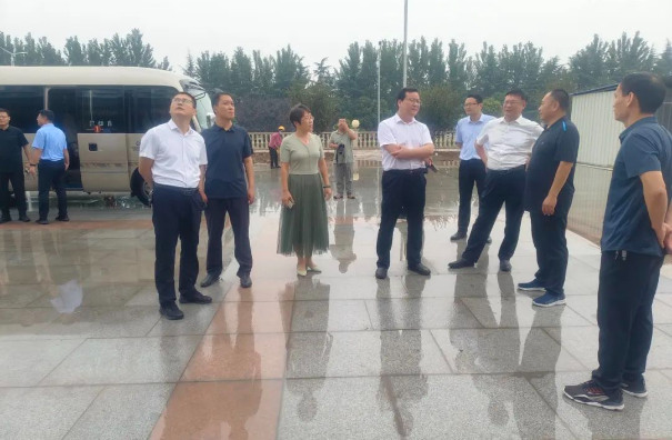 王琪華首先蒞臨諸城涌安橡膠工程輪胎建設(shè)項(xiàng)目，仔細(xì)聆聽了項(xiàng)目負(fù)責(zé)人的介紹，詳細(xì)了解了各個(gè)項(xiàng)目的進(jìn)展情況，全面了解了項(xiàng)目中遇到的問題。隨后，與現(xiàn)場(chǎng)人員一起深入討論，共同探討解決項(xiàng)目推進(jìn)中的難題。