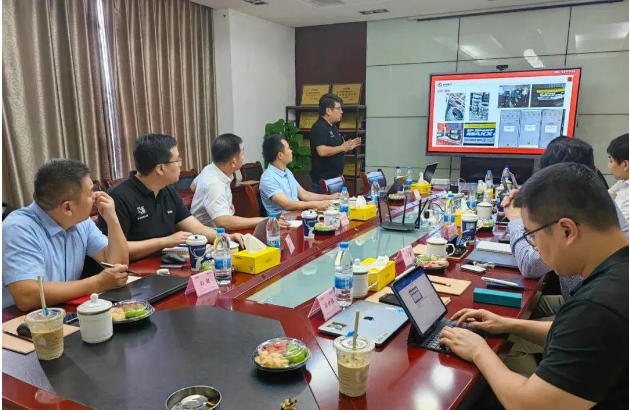 會(huì)議伊始，就利得系服務(wù)商上半年銷售復(fù)盤總結(jié)，從批發(fā)渠道、零售渠道、定價(jià)策略和品牌運(yùn)營等多個(gè)角度進(jìn)行了深入分析。利得系目前在發(fā)展中面臨一些挑戰(zhàn)和難題，雙方進(jìn)行了原因分析，并共同探討了解決問題的策略和措施。
