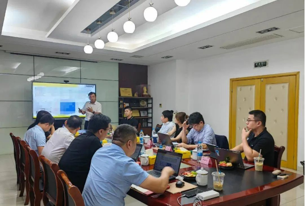 長期以來，住友橡膠與利得體系保持著緊密的合作伙伴關(guān)系，已經(jīng)合作超過20年。這次會(huì)議再次強(qiáng)調(diào)了雙方對鄧祿普品牌的深厚情感和堅(jiān)定信念。在當(dāng)前行業(yè)發(fā)展面臨困難的時(shí)刻，雙方高層的決心和合作精神將有助于解決當(dāng)前的挑戰(zhàn)，開創(chuàng)更加光明的未來。