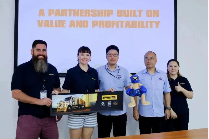 雙錢公司還表示，通過與各國客戶的密切合作，他們將更好地了解國際市場的新趨勢，持續(xù)優(yōu)化產(chǎn)品設(shè)計和制造流程，根據(jù)客戶需求改進產(chǎn)品質(zhì)量和服務(wù)，為海外銷售打下堅實的基礎(chǔ)。這次訪問為雙錢和Tyres4U之間的合作關(guān)系注入了新的活力，也為雙錢在全球市場上的發(fā)展提供了更多機遇。