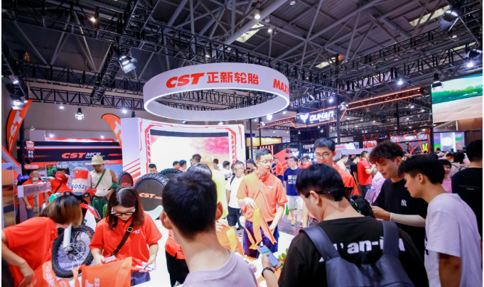 除了產(chǎn)品展示，正新輪胎還在展會現(xiàn)場舉辦了摩托車行業(yè)達(dá)人訪談會、互動小游戲以及DJ電音SHOW等趣味活動，為參展嘉賓營造了極佳的觀展體驗，吸引了眾多參展觀眾的駐足參與，展位氛圍十分熱烈。