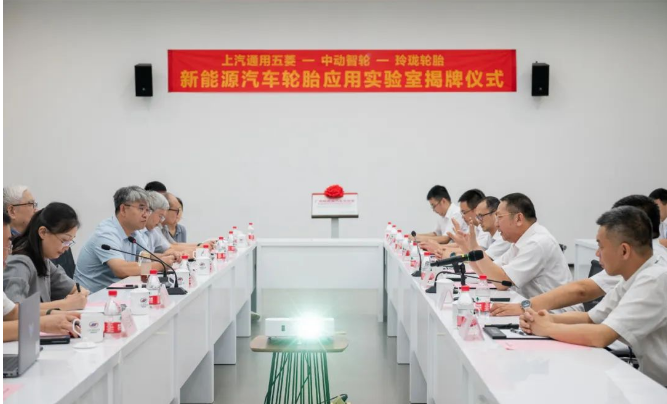 與上汽通用五菱密切合作的合作伙伴之一，玲瓏輪胎也在汽車產(chǎn)業(yè)中扮演著重要的角色。他們多年來(lái)一直致力于提高零部件的質(zhì)量，以滿足客戶對(duì)高品質(zhì)和高性能輪胎的需求。這些努力得到了全球60多家汽車廠的認(rèn)可，使其成為中國(guó)輪胎行業(yè)的佼佼者。