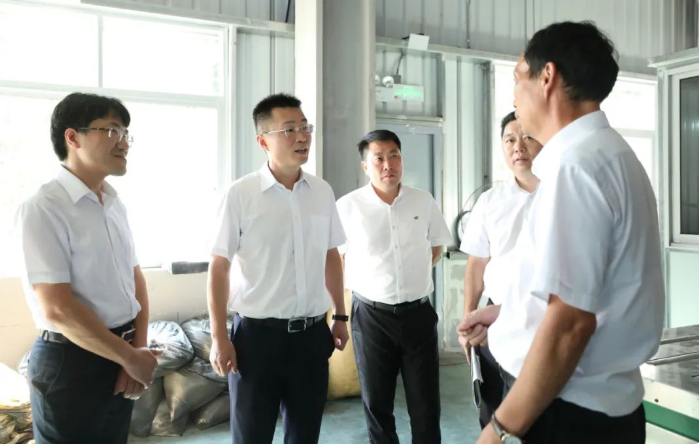 浙江省臺州市三門縣委書記陳曦一行前往珠岙鎮(zhèn)，就橡膠行業(yè)的優(yōu)化提升工作展開深入調(diào)研。此次行動旨在進一步充分發(fā)揮三門縣在橡膠資源方面的優(yōu)勢，將其轉(zhuǎn)化為可持續(xù)發(fā)展的競爭優(yōu)勢。