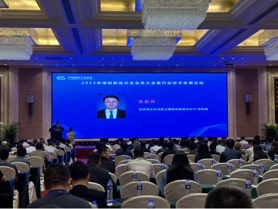 會(huì)議第一天，橡膠制品分會(huì)專(zhuān)家組(擴(kuò)大)會(huì)議召開(kāi)，會(huì)議聚焦行業(yè)的熱點(diǎn)問(wèn)題，深入討論了多個(gè)議題。其中包括新能源、新基建、5G等新領(lǐng)域?qū)ο鹉z制品行業(yè)的影響和發(fā)展趨勢(shì)，以及如何應(yīng)對(duì)橡膠制品產(chǎn)業(yè)鏈重組和出口問(wèn)題，探討碳排放、減碳措施以及綠色發(fā)展問(wèn)題，以及信息化對(duì)提升行業(yè)質(zhì)量、技術(shù)和管理水平的作用，還就品牌和標(biāo)準(zhǔn)在行業(yè)高質(zhì)量發(fā)展中的角色進(jìn)行了深入探討。