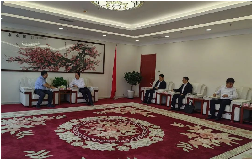 陜西延長石油西北橡膠有限責(zé)任公司總經(jīng)理張航偉率領(lǐng)團(tuán)隊(duì)，前往彬州市考察高端能源化工園區(qū)項(xiàng)目的建設(shè)情況。