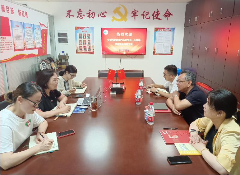 為促進(jìn)不同行業(yè)協(xié)會(huì)之間的交流與合作，共同提升服務(wù)會(huì)員企業(yè)的能力，寧波市新能源汽車(chē)研究會(huì)代表團(tuán)于9月20日蒞臨寧波市涂料與涂裝行業(yè)協(xié)會(huì)，展開(kāi)深入交流。
