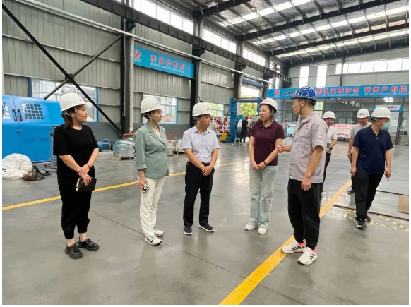 焦作市政府高層代表團(tuán)于9月20日蒞臨河南華東電纜股份有限公司，對(duì)其二期重點(diǎn)項(xiàng)目建設(shè)情況進(jìn)行了深入調(diào)研。本次代表團(tuán)成員包括焦作市人大財(cái)經(jīng)委主任畢明奇、市發(fā)改委副主任景國紅等，與之同行的還有修武縣發(fā)改委副主任付英祖、經(jīng)開區(qū)黨工委委員、科技和人力資源局局長王愛萍等政府官員。華東電纜外聯(lián)副總青炎飛陪同進(jìn)行了調(diào)研。