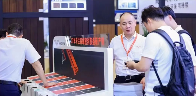 據(jù)了解，榮基公司在本次展會(huì)上展示了一系列密封膠條產(chǎn)品，包括TPV三復(fù)合膠條、三元乙丙膠條、氯丁橡膠膠條和硅膠膠條等，這些產(chǎn)品廣泛應(yīng)用于門窗幕墻、家用電器、光伏等多個(gè)領(lǐng)域，為高品質(zhì)生活提供全方位的支持。