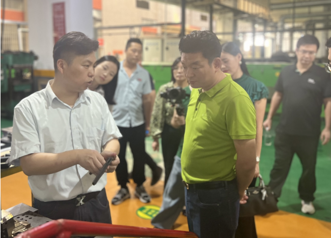 榮基塑料制品有限公司一直以來(lái)致力于創(chuàng)新和卓越，為門窗行業(yè)提供高品質(zhì)的密封膠條產(chǎn)品。在曾奎會(huì)長(zhǎng)的引領(lǐng)下，走訪團(tuán)成員深入?yún)⒂^了榮基公司的智能化車間。2022年底，榮基對(duì)其煉膠中心進(jìn)行了全面煥新升級(jí)，引進(jìn)了全自動(dòng)上輔機(jī)和下落式密煉機(jī)混煉膠系統(tǒng)，并植入了自動(dòng)化管理系統(tǒng)，這不僅進(jìn)一步提高了產(chǎn)能，也徹底提升了企業(yè)的智能化管理水平。