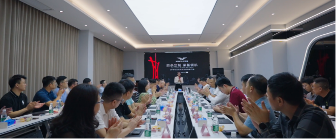 在隨后的座談會(huì)上，雙方進(jìn)行了深入的交流與探討。座談會(huì)由榮基公司總經(jīng)理劉進(jìn)容主持，他詳細(xì)介紹了榮基的發(fā)展歷程、技術(shù)優(yōu)勢(shì)和經(jīng)典項(xiàng)目。特別值得一提的是，劉總還詳細(xì)闡述了榮基專為門窗企業(yè)研發(fā)的全新整框焊接密封膠條的性能和優(yōu)勢(shì)，引起了在座嘉賓的濃厚興趣。