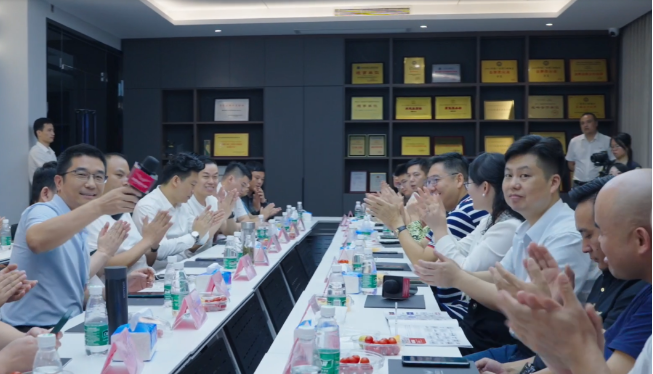 此次考察活動(dòng)不僅讓廣東省門窗協(xié)會(huì)的成員們更深入地了解了榮基密封膠條的研發(fā)和生產(chǎn)過(guò)程，也讓他們深切感受到了榮基26年來(lái)一直堅(jiān)持的“以技術(shù)取勝”的初心。高質(zhì)量發(fā)展已經(jīng)成為時(shí)代主題，門窗行業(yè)的提升也是不可逆轉(zhuǎn)的趨勢(shì)。榮基愿與門窗企業(yè)攜手同行，共同為人們提供更高品質(zhì)的生活保障。