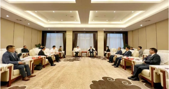 濮陽市委書記萬正峰在2023亞太涂料產(chǎn)業(yè)發(fā)展大會召開前夕會見了涂料行業(yè)的重要人物。與會者包括中國涂料工業(yè)協(xié)會會長劉普軍、名譽會長孫蓮英，以及來自多家涂料企業(yè)的高層代表。會議旨在加強合作關系，共同探討涂料產(chǎn)業(yè)的發(fā)展前景。