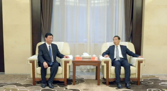 萬正峰書記在會見中指出，濮陽市地理位置優(yōu)越，是豫東北地區(qū)的重要中心城市之一。近年來，濮陽市積極推動產(chǎn)業(yè)升級和轉型發(fā)展，形成了以石油化工、裝備制造、食品加工等為主導的產(chǎn)業(yè)體系。涂料產(chǎn)業(yè)作為其中的重要分支，正蓬勃發(fā)展。中國·濮陽綠色涂料產(chǎn)業(yè)園作為全國首家綠色涂料產(chǎn)業(yè)園，已吸引了眾多知名企業(yè)如展辰、東方雨虹、三棵樹、立邦等入駐，展現(xiàn)出廣闊的發(fā)展前景。