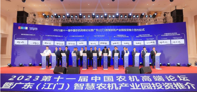 與此同時(shí)，賽輪集團(tuán)作為協(xié)辦單位，與廣東(江門(mén))智慧農(nóng)機(jī)產(chǎn)業(yè)園簽訂了合作協(xié)議。未來(lái)，雙方將共同推動(dòng)智慧農(nóng)機(jī)產(chǎn)業(yè)鏈的高質(zhì)量發(fā)展，計(jì)劃定期進(jìn)行互訪(fǎng)與交流，以進(jìn)一步探索和深化合作領(lǐng)域。這一合作的達(dá)成將為農(nóng)業(yè)機(jī)械領(lǐng)域的技術(shù)創(chuàng)新和發(fā)展注入新的動(dòng)力。