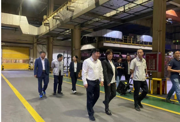 之后，徐文英一行到延長橡膠公司、高壓膠管分公司、膠布制品分公司、橡膠制品分公司、橡膠新材料分公司等生產(chǎn)車間進行了現(xiàn)場調(diào)研，張航偉總經(jīng)理詳細介紹了各個公司的生產(chǎn)經(jīng)營狀況、產(chǎn)品發(fā)展現(xiàn)狀以及未來的規(guī)劃設(shè)想。同時，他們就產(chǎn)業(yè)轉(zhuǎn)型升級進行了深入交流。