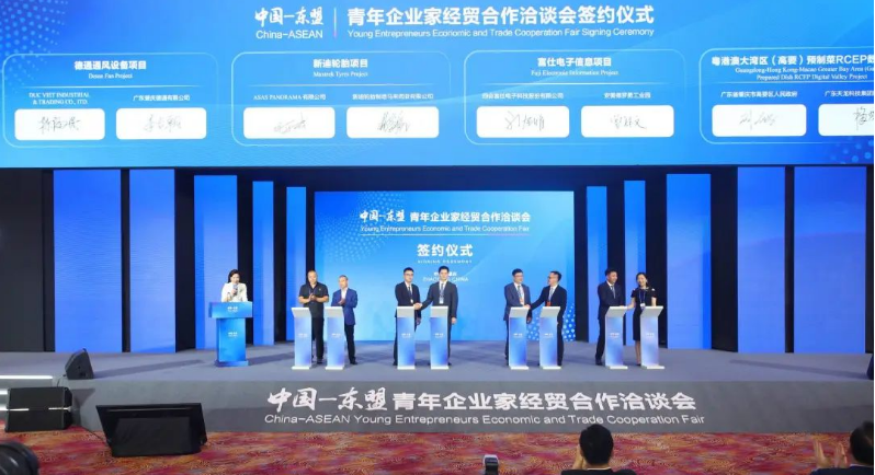 據了解，新迪輪胎項目計劃投資高達20億元人民幣，將在馬來西亞彭亨州馬中關丹產業(yè)園內興建一個面積超過700,000平方米的工業(yè)4.0工廠。該工廠將主要專注于生產和銷售乘用車子午線輪胎(PCR)、輕卡子午線輪胎(LTR)以及客貨車子午線輪胎(TBR)。這一重大合作項目由駿鴻實業(yè)有限公司的子公司投資建設，目前已順利啟動，為雙方帶來了共贏的機會。