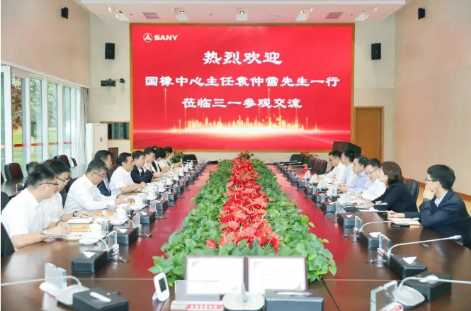 國(guó)橡中心主任、賽輪集團(tuán)名譽(yù)董事長(zhǎng)袁仲雪于9月26日到三一集團(tuán)進(jìn)行訪問(wèn)，與三一集團(tuán)黨委書(shū)記、輪值董事長(zhǎng)、三一重工董事長(zhǎng)向文波進(jìn)行了深入交流。