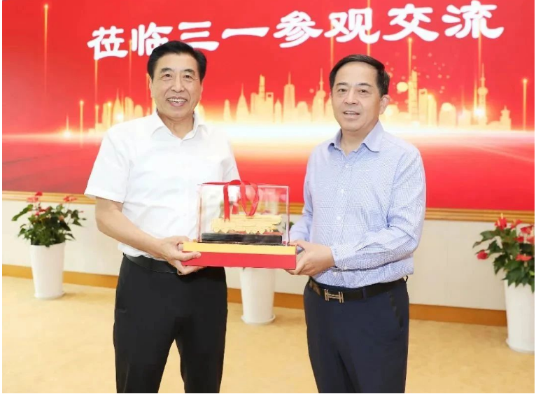向文波對(duì)袁仲雪一行的到訪表示熱烈歡迎，并向他們介紹了三一集團(tuán)的整體情況以及雙方合作的歷史和成果。他表示，作為各自領(lǐng)域的領(lǐng)軍企業(yè)，三一集團(tuán)愿意與賽輪集團(tuán)在輪胎、橡膠零部件等領(lǐng)域進(jìn)一步加強(qiáng)合作，共同致力于提升產(chǎn)業(yè)競(jìng)爭(zhēng)力，實(shí)現(xiàn)做強(qiáng)做優(yōu)做大的目標(biāo)。