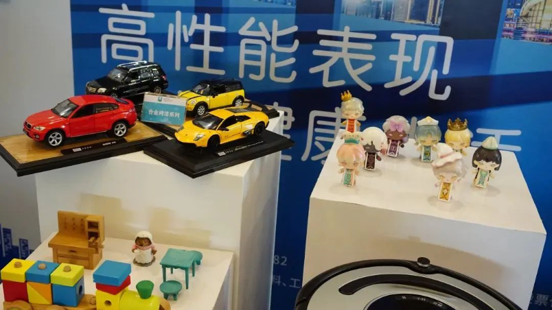其中，與故宮聯(lián)名的三棵樹(shù)展示了中國(guó)漆和中國(guó)色的魅力，立邦則以科技創(chuàng)新和低碳發(fā)展為主題展示了裝配式節(jié)能裝飾一體化解決方案。紫荊花全方位展示了其品牌及產(chǎn)品實(shí)力，包括家裝涂料、工程涂料、藝術(shù)涂料、玩具涂料、家具涂料、防腐涂料等。