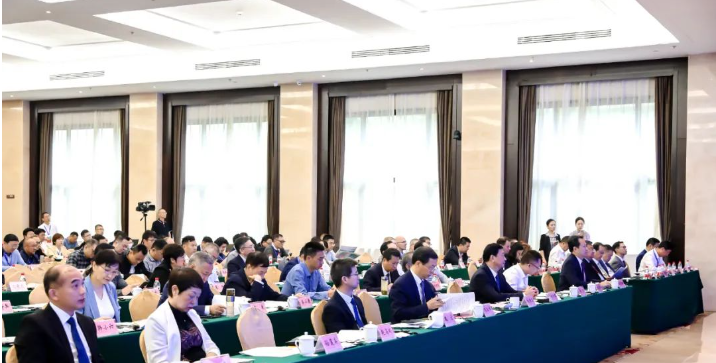 會議上，民族涂料龍頭企業(yè)三棵樹的董事長兼總裁洪杰發(fā)表了《把握機(jī)遇 迎接改變 堅(jiān)定不移走高質(zhì)量發(fā)展道路》的主題報告，他深入闡述了當(dāng)前涂料行業(yè)所面臨的大變局以及未來的發(fā)展趨勢，引發(fā)了行業(yè)內(nèi)的廣泛關(guān)注。