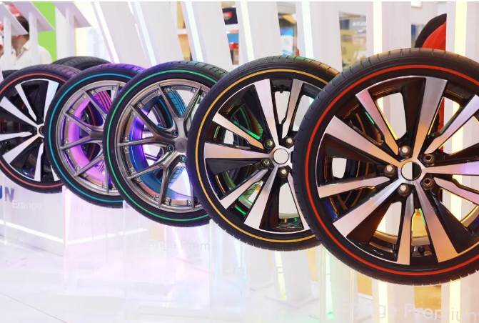其中，在乘用車輪胎方面，SAILUN Erange Premium私人定制彩邊胎、SAILUN PD11漂移比賽用胎、ROADX品牌 RXQUEST AT21全地形越野輪胎、ROADX品牌RXMOTION U11新升級缺氣保用輪胎、BLACKHAWK HV81靜音棉輪胎、BLACKHAWK品牌HISCEND-H HV61城市越野輪胎、DYNAMO品牌STREET-H MU71超高性能轎車輪胎、ROVELO品牌Mo<i></i>ntare HT RV08 城市公路越野輪胎等紛紛亮相。特別是彩邊胎，采用了EcoPoint3技術(shù)，被業(yè)內(nèi)譽(yù)為突破性的技術(shù)創(chuàng)新，不僅縮短了剎車距離和降低輪胎噪音，還提高了車輛續(xù)航里程，為現(xiàn)場觀眾帶來了一場技術(shù)盛宴。