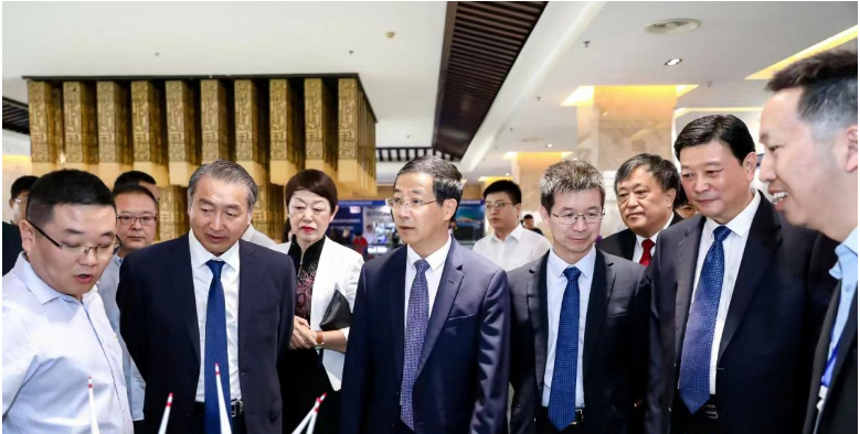 此次大會(huì)匯聚了國(guó)內(nèi)外知名企業(yè)代表，充分體現(xiàn)了高端化和國(guó)際化。各國(guó)涂料行業(yè)領(lǐng)袖也分享了各自國(guó)內(nèi)涂料市場(chǎng)的現(xiàn)狀和經(jīng)濟(jì)社會(huì)發(fā)展趨勢(shì)。同時(shí)，會(huì)議還聚焦輻射固化涂料、仿生涂層材料等領(lǐng)域的最新發(fā)展現(xiàn)狀，為涂料產(chǎn)業(yè)的可持續(xù)發(fā)展提供了寶貴經(jīng)驗(yàn)。