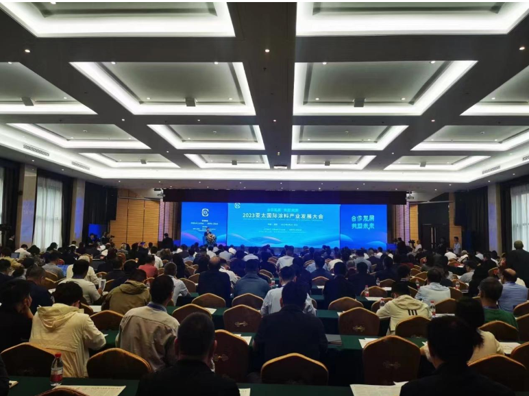 近日，濮陽市舉辦的2023亞太國(guó)際涂料產(chǎn)業(yè)發(fā)展大會(huì)在濮陽迎賓館盛大舉行。本次大會(huì)的主題定為“合作發(fā)展，共塑未來”，吸引了近400位來自國(guó)內(nèi)外涂料行業(yè)的專家學(xué)者、企業(yè)代表以及政府官員。