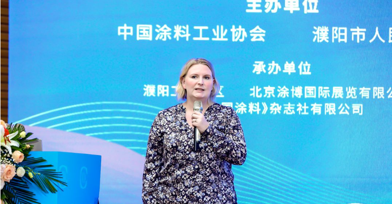 2023亞太國(guó)際涂料產(chǎn)業(yè)發(fā)展大會(huì)于近日在中國(guó)河南省濮陽(yáng)市盛大舉行。大會(huì)吸引了來自國(guó)家相關(guān)部委、世界涂料理事會(huì)、亞洲涂料理事會(huì)以及國(guó)內(nèi)外知名涂料企業(yè)的400余名代表參加。在會(huì)議期間，佐敦涂料東北亞總監(jiān)Michelle Ystad Eriksen女士發(fā)表了主題為“涂料產(chǎn)業(yè)可持續(xù)發(fā)展路徑分析”的重要演講。