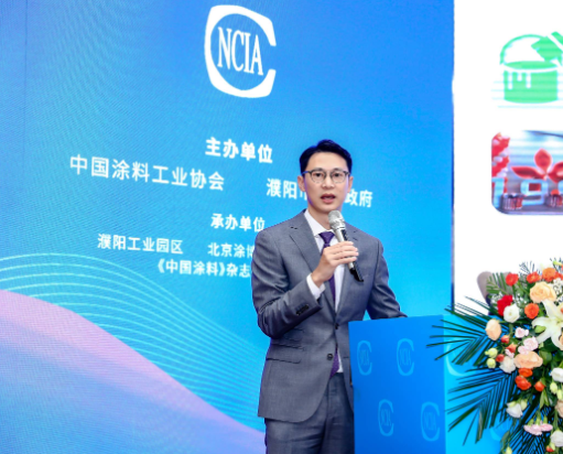 大會(huì)上，葉氏化工集團(tuán)的行政總裁葉鈞先生發(fā)表了題為“傳統(tǒng)產(chǎn)業(yè)的新機(jī)遇”的精彩演講。他首先回顧了葉氏化工集團(tuán)過去50年的發(fā)展歷程，該集團(tuán)專注于化工行業(yè)，如今已成為全球最大的醋酸酯類溶劑廠商、中國(guó)排名第一的油墨生產(chǎn)商、中國(guó)領(lǐng)先的涂料制造商和汽車潤(rùn)滑油品牌之一。然而，葉氏化工集團(tuán)也積極應(yīng)對(duì)中國(guó)經(jīng)濟(jì)新階段的挑戰(zhàn)，采取了一系列措施，以謀求更大的發(fā)展突破。