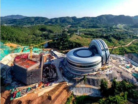 據(jù)悉，廣州航空輪胎大科學(xué)中心一期工程于2021年開(kāi)工，定位為航空輪胎大科學(xué)科研中心，旨在促進(jìn)科研成果的快速轉(zhuǎn)化和中試生產(chǎn)。該一期工程依托航空輪胎動(dòng)力學(xué)大科學(xué)裝置和硬核科技中心核心科研平臺(tái)，打造了一個(gè)集科研、生產(chǎn)和住宿等多功能于一體的科學(xué)中心。