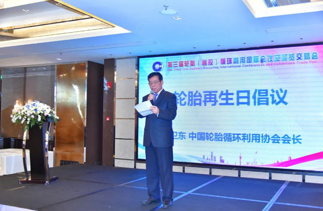 下午，會議進入國際交流環(huán)節(jié)，加拿大的Denis Rodrigue博士分享了魁北克省輪胎循環(huán)利用行業(yè)的現(xiàn)狀，波蘭格但斯克理工大學的Józef T. Haponiuk團隊討論了歐洲廢舊輪胎的綠色功能化回收利用，而美國田納西大學的馬躍潭則從美國行業(yè)視角探討了廢橡膠粉在鋪設瀝青路面中的綜合利用。