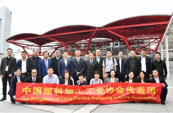 為促進中日兩國塑料行業(yè)之間的交流與合作，深化對日本塑料行業(yè)的技術(shù)進步與發(fā)展方向的了解，以及學習創(chuàng)新經(jīng)驗，中國塑料加工工業(yè)協(xié)會榮譽理事長朱文瑋和理事長王占杰率領(lǐng)代表團一行20人于2023年10月3日啟程，赴日本進行為期三天的調(diào)研和訪問交流。
