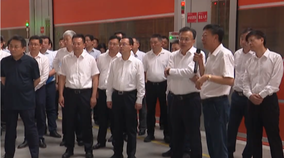 胡廣杰副省長(zhǎng)在參觀(guān)現(xiàn)場(chǎng)表示，對(duì)三元公司近年來(lái)在數(shù)字化和智能化方面取得的成就表示高度贊賞。他鼓勵(lì)企業(yè)繼續(xù)大力創(chuàng)新，持續(xù)深化改革，保持強(qiáng)勁的活力，力爭(zhēng)成為江蘇省數(shù)字經(jīng)濟(jì)的典范企業(yè)。