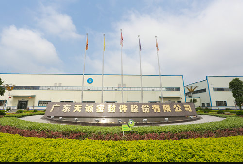 廣東天誠(chéng)密封件股份有限公司，一家專注于生產(chǎn)汽車系列油封及橡膠密封件的企業(yè)，正在積極迎接新能源汽車時(shí)代的挑戰(zhàn)，并展現(xiàn)出強(qiáng)大的創(chuàng)新潛力。作為工信部認(rèn)定的專精特新“小巨人”企業(yè)之一，廣東天誠(chéng)在近年來(lái)不僅致力于科技創(chuàng)新和產(chǎn)品研發(fā)，還成功搶占了市場(chǎng)“風(fēng)口”，成為多項(xiàng)國(guó)內(nèi)行業(yè)標(biāo)準(zhǔn)的制定者。