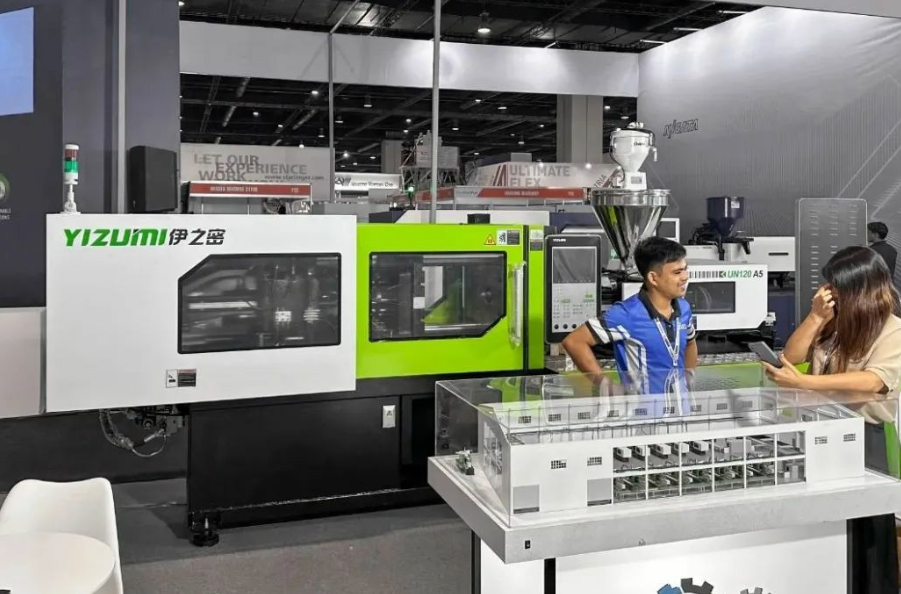 據了解，伊之密的展位(展位號R01)吸引了來自日用品、醫(yī)療、包裝等行業(yè)的百余名客戶。伊之密的技術團隊為這些商客提供了詳盡的產品介紹，并深入探討了注塑機的廣泛應用、操作技巧和保養(yǎng)維護等方面的問題。
