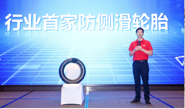 在此次發(fā)布會(huì)上，最令人矚目的是“行業(yè)首家防側(cè)滑輪胎”的發(fā)布。據(jù)介紹，每一款德國驛達(dá)輪胎均采用碳納米管高分子材料制造，這一材料的出色性能顯著提高了輪胎在高速行車急剎和濕滑路面過彎等高風(fēng)險(xiǎn)駕駛狀態(tài)下的安全性，為駕駛員提供更多的安全保障。碳納米管技術(shù)還實(shí)現(xiàn)了百米剎車制動(dòng)在干地縮短4米，在濕地縮短5米的效果，提升了輪胎的性能。