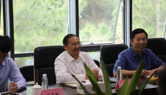 聽取相關(guān)介紹后，金書記對建新的熱情接待表示衷心感謝，并對企業(yè)高速發(fā)展和取得的成就表示肯定。他表示五河縣具有良好的發(fā)展政策、產(chǎn)業(yè)一體化布局和交通便利等優(yōu)勢，熱烈歡迎建新趙氏科技有限公司到五河縣進(jìn)行實(shí)地考察和交流。他希望未來雙方能夠進(jìn)一步深化溝通與交流，共同推動(dòng)當(dāng)?shù)仄嚵悴考袠I(yè)的高質(zhì)量發(fā)展，激發(fā)產(chǎn)業(yè)發(fā)展的后勁，開創(chuàng)更多共贏的機(jī)遇。