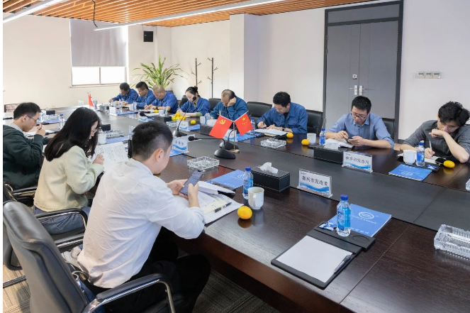浙江省發(fā)展改革委員會社會研究室的陳靜靜、曾振偉一行于10月12日在嘉興市發(fā)改委、桐鄉(xiāng)市發(fā)改局領導陪同下前往浙江雙箭橡膠股份有限公司進行調(diào)研和指導。雙箭股份董事長沈耿亮以及副總裁郎洪峰的熱情接待并陪同座談。