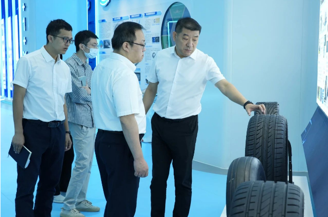廣汽埃安新能源汽車股份有限公司副總經(jīng)理鄭純麒率領一支高層代表團于10月12日上午前往黃埔輪胎進行實地考察。黃埔輪胎總經(jīng)理王林龍親自接待了這次考察團隊。