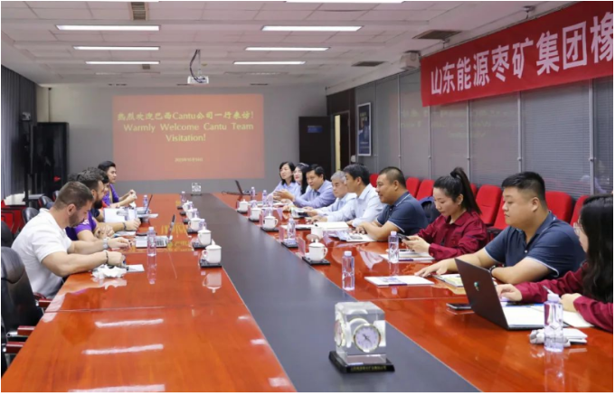 接下來，雙方就深化合作的相關(guān)事宜進(jìn)行了深入交流與討論。  宋二華表示，豐源輪胎公司將盡最大努力為Cantu公司提供更高品質(zhì)的產(chǎn)品和更優(yōu)質(zhì)的服務(wù)。他希望這次交流成為雙方進(jìn)一步加強(qiáng)合作與發(fā)展的契機(jī)，實(shí)現(xiàn)互利共贏。