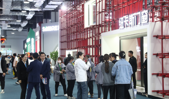 第一天，也就是10月12日，中國建博會(臨朐)以及中國(臨朐)家居門窗博覽會正式拉開帷幕。協(xié)會代表團應邀參加了開幕式，并親臨展會現(xiàn)場，積極參觀了各個展位。這次臨朐家居門窗博覽會集結了門窗產業(yè)鏈上、中、下游的700多家知名品牌企業(yè)，占地5.2萬平方米，展示了包括系統(tǒng)門窗、全鋁家居等在內的10多個門類產品。這一盛會可謂是對華東地區(qū)家居門窗行業(yè)全產業(yè)鏈產品布局的生動展示，呈現(xiàn)出該地區(qū)門窗市場的繁榮和潛力。