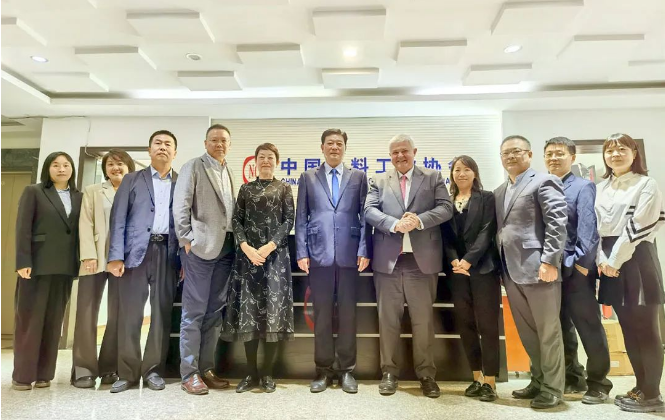 Miguel Mantas先生表示，中國市場對湛新公司至關(guān)重要，而湛新一直致力于綠色可持續(xù)發(fā)展。他希望通過與中國涂料工業(yè)協(xié)會的合作，能夠為湛新在中國市場的投資提供更多信心，促進(jìn)雙方友誼和合作的深化，共同創(chuàng)造更美好的發(fā)展前景。